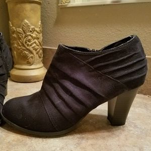 BLACK SUEDE BOOTIES SZ9